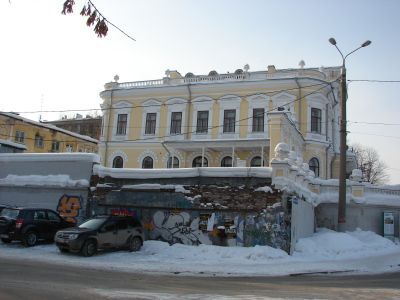 Лавка в насыпной террасе с подпорной стенкой