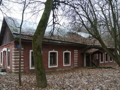 Одноэтажный корпус служб