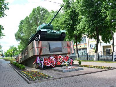 Памятный знак - танк, установленный в честь воинов-освободителей г. Унечи от немецко-фашистских захватчиков