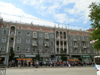 Четырехэтажный секционный жилой дом с магазином