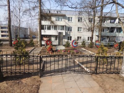 Памятник героическому летному экипажу в составе командира экипажа Героя Советского Союза В.А. Гречишникова и членов экипажа А.И. Власова, П.П. Семенова, Н.А. Буракова