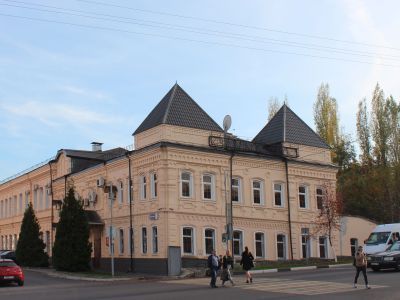 Бывшая женская гимназия, где в годы гражданской войны размещался госпиталь Первой Конной Армии