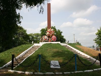 Братская могила советских воинов, погибших в боях с фашистскими захватчиками