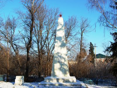 Братская могила жертв реакционного «чапанного» восстания 1919 г. Среди 64 убитых членов коммунистической организации комиссар уездного Комитета Репинский. На могиле каменный обелиск