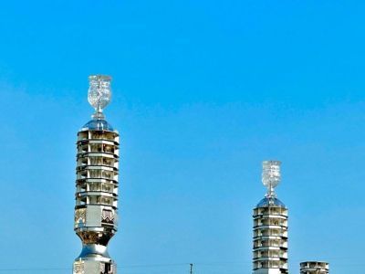 Фотофакт: на площади Ленина Якутска начали устанавливать чороны на колонны-сэргэ