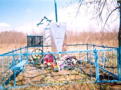 Памятное место, где в 1942 г. гитлеровцами были уничтожены мирные жители деревни. Деревня сожжена. Установлен обелиск