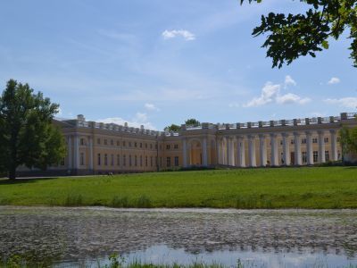 Дворец Александровский (со статуями)