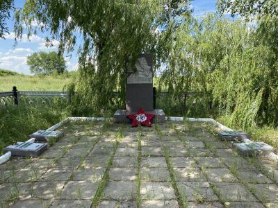 Братская могила советских воинов, погибших в годы Великой Отечественной войны