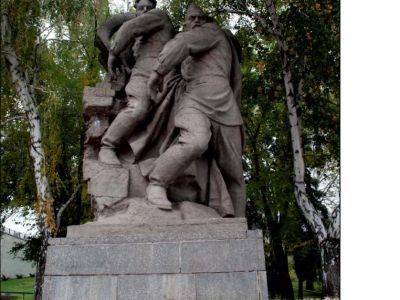 Скульптура «Два бойца, бросающих свастику и гидру»