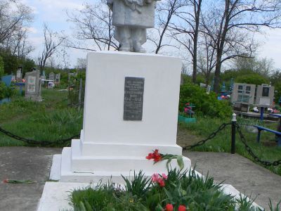 Братская могила 7-ми воинов, погибших в 1942 - 1943 гг.