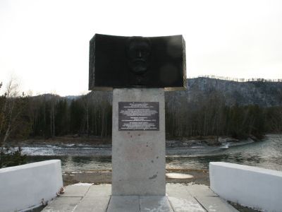 Барельеф Шишкову В.Я. на постаменте