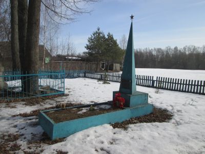 Братская могила жителей деревни, расстрелянных гитлеровцами в 1942 г. Установлен обелиск