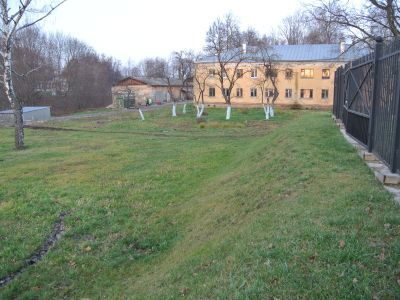 Вал вокруг фабрики