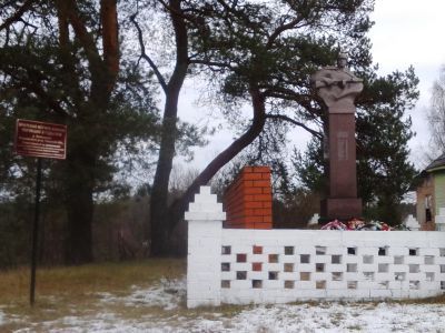 Братская могила советских  воинов, погибших в боях с фашистами