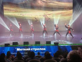 Танцующие полотна: в Якутске показали уникальный перформанс по картинам Миры Аргуновой