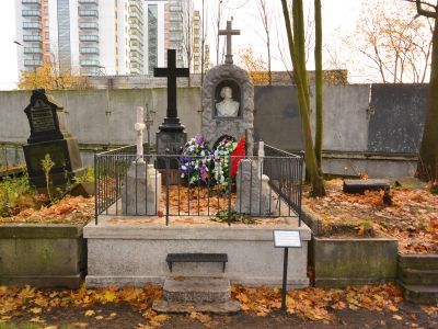 Захоронение основателя Санкт-Петербургского цирка Гаэтано  Чинизелли и его семьи: 1. Захоронение Г. Чинизелли (1815-1881 гг.), надгробный памятник; 2. Захоронение Вильгельмины Анны Чинизелли (1817-1886 гг.), надгробный памятник; 3. Захоронение Франциски Д