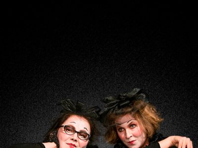 Две дамочки в активном поиске