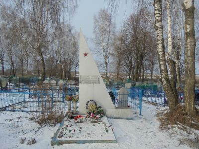 Братская могила 7 советских воинов, погибших в 1941 г. в боях с немецко-фашистскими захватчиками