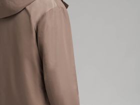 Ветровка с капюшоном