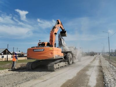 В селе Ытык-Кюель Таттинского улуса начали укладку асфальта на дороге «Харбалах»