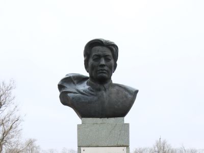 Памятник А.М.Амур-Санану