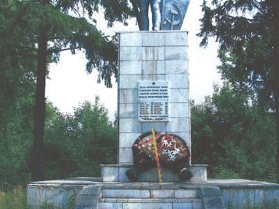 Братская могила воинов Советской Армии, погибших в феврале 1943 года