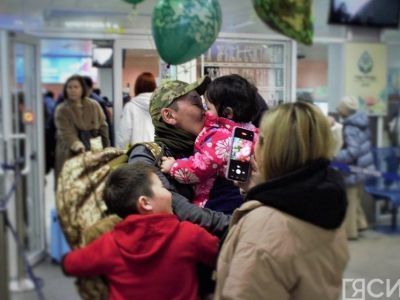 Иван Луцкан в аэропорту Якутска встретил военнослужащих, прибывших из зоны СВО