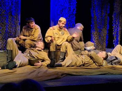 Якутский артист Павел Семенов исполнил роль бойца в спектакле московского театра