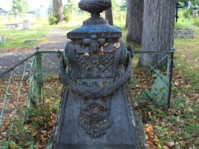Могила первого учителя приходского училища И.Т. Сюзева