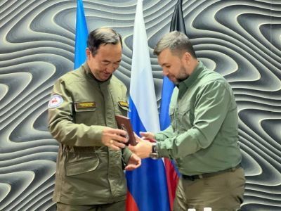 Айсену Николаеву вручили награды ДНР