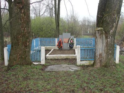 Братская могила воинов Советской Армии, расстрелянных немецко-фашистскими захватчиками. Установлен обелиск