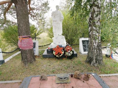 Братская могила советских воинов