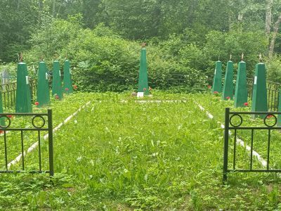 Братское захоронение советских воинов, погибших в 1946 г. при разминировании района. Там же и захоронен неизвестный советский летчик, погибший в 1941 г.