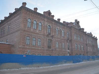 Дом, в котором с 25 по 29 сентября 1919 года проходил I чрезвычайный съезд рабочих, крестьянских и солдатских депутатов, избравший объединённый уездный Совет. Здесь же находился с 13 сентября 1919 года (после освобождения города от колчаковцев) партизанск