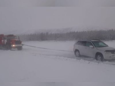 Пожарные Момского района вытащили застрявший в наледи автомобиль с детьми