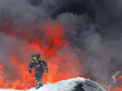 Крупный пожар произошел в многоквартирном доме в Алдане