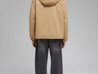 Ветровка с капюшоном