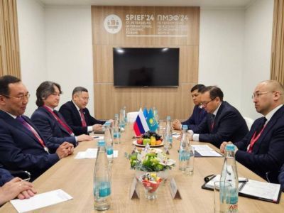 Айсен Николаев провел встречу с послом Казахстана в РФ Дауреном Абаевым