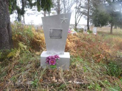 Могила Сизова Андрея Сазоновича (1902-1942) – комиссара партизанского отряда, погибшего в бою с немецко-фашистскими захватчиками. Установлен памятный знак