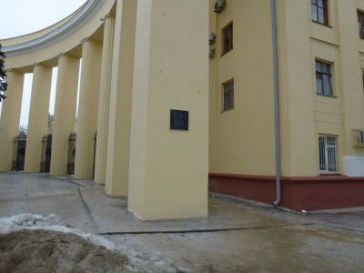 Место, где проводились митинги и собрания рабочих и солдат г. Царицына, и шли бои с немецко-фашистскими захватчиками в дни Сталинградской битвы