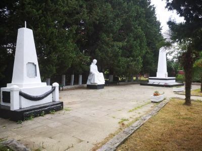 Братская могила красных партизан, погибших за власть Советов в годы гражданской войны