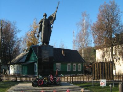Братская могила воинов Советской Армии и партизан. Здесь же похоронены Моисеенко Сергей Борисович (1917-1942), командир партизанского отряда, и Куковерова Нина Петровна (1927-1944), юная партизанка
