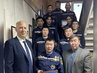 Колымских спасателей наградили за мужество при тушении пожара на АЗС в Среднеколымске