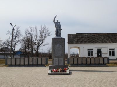 Братская могила 1505 советских воинов, погибших в боях с фашистскими захватчиками