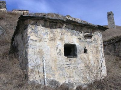 Склеп полуподземный с гладкой фасадной стеной 28