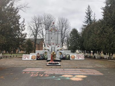 Братская могила воинов Советской Армии, погибших в период Великой Отечественной войны. Захоронено 66 человек, установлено фамилий на 31 человека. Скульптура установлена в 1963 году