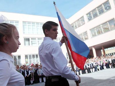 Российские школьники будут исполнять государственный гимн в начале каждой учебной недели