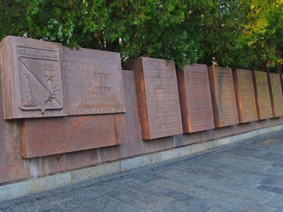 Мемориальная стена соединениям и частям, удостоенным наименования «Севастопольских»