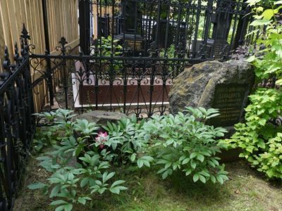 Надгробие Давыдова Ахилла Денисовича (1827–1865), 1865 г.