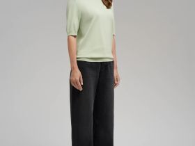 Легкий джемпер полуприлегающего кроя с коротким рукавом